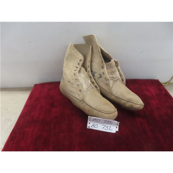 Vintage Snowshoe Moccasins, Sole 11" Across