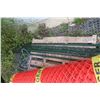 Image 4 : Roll of Plastic Snow Fence with Seven Metal T-Posts