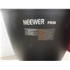 Image 6 : Neewer FR 30 Deep Focus Reflector with Two Screens and Two Wedge Pillows – New/Store Return