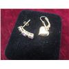 Image 6 : 10K Gold Pendant With Two Mismatched Earrings
