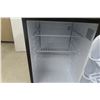 Image 5 : Danby Bar Fridge, 27" x 18" x 18"