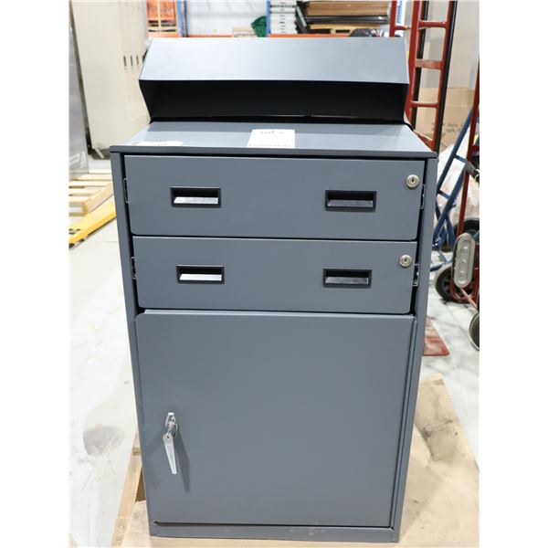 ARMOIRE DE POSTE DE TRAVAIL EN MÉTAL 22" X 28.5" X 43" (GRIS) * ENDOMMAGÉ *
