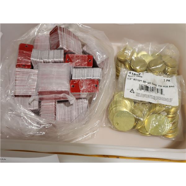 LOT DE TAGS EN MÉTAL ASST