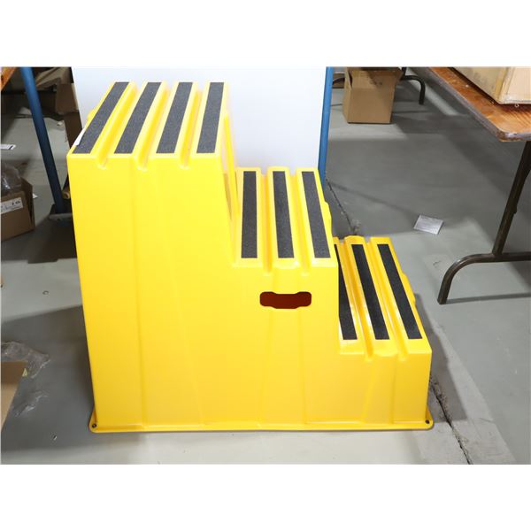 MARCHE EN PLASTIQUE 32"x22"x30" 500LBS CAP. (ENDOMMAGÉ)