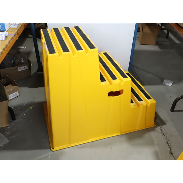 MARCHE EN PLASTIQUE 32"x22"x30" 500LBS CAP. (ENDOMMAGÉ)