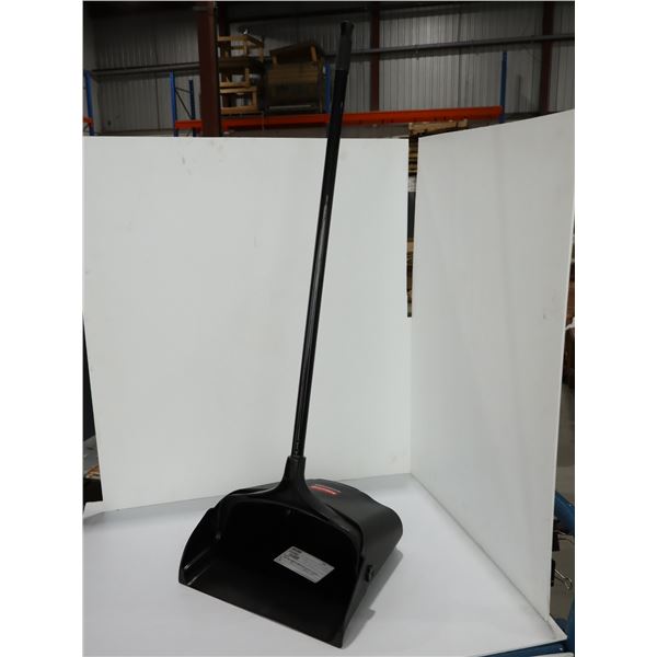 PELLE À POUSSIÈRE AVEC MANCHE