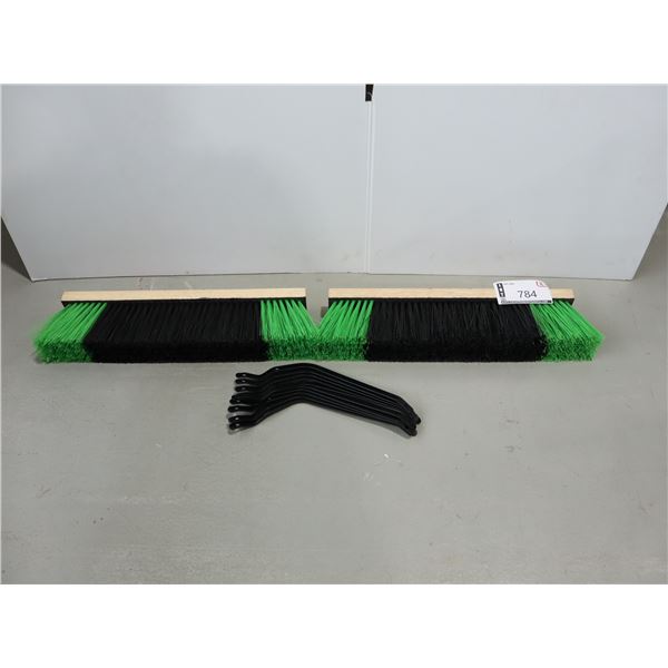 LOT DE 2 TÊTES DE BALAIS