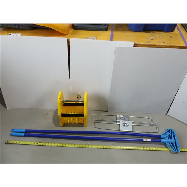 LOT DE PRODUITS DE NETTOYAGE ASST