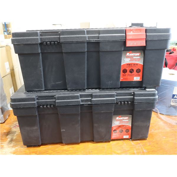 LOT DE 2 COFFRES EN PLASTIQUE RAMTUFF 118L 33"x19"x13" ENDOMMAGÉ