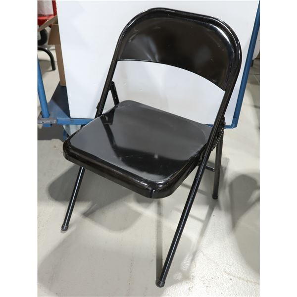 CHAISE PLIANTE EN MÉTAL