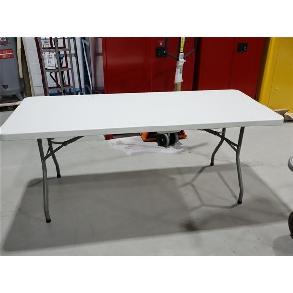 TABLE PLIANTE EN PLASTIQUE 6'x30"