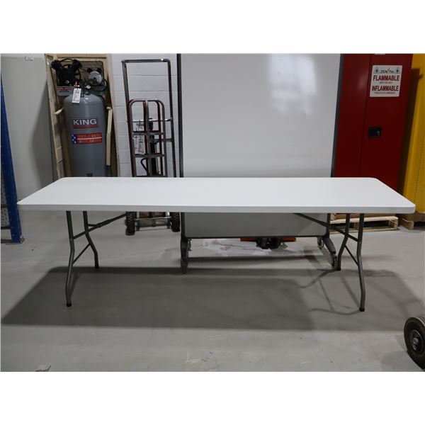 TABLE PLIANTE EN PLASTIQUE 8'x30"