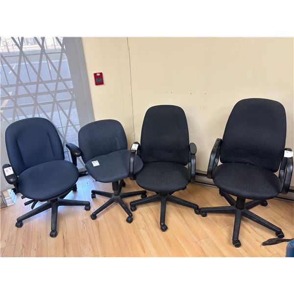 LOT DE 4 CHAISES ASST