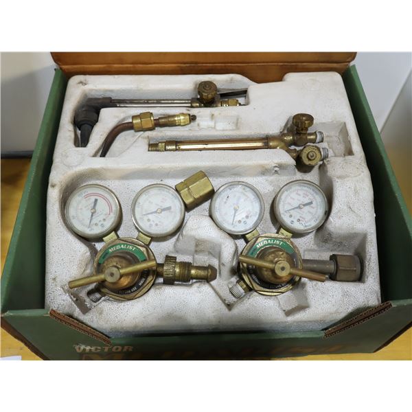 ENS DE TORCHE AVEC REGULATEURS