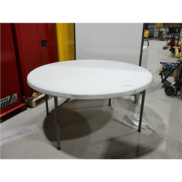 TABLE RONDE PLIANTE, EN PLASTIQUE 59"d.