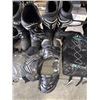 Image 3 : 2 SETS OF FOX DIRT BIKE BOOTS, SIZE 41.5 AND 44 AND 2 CHEST PROTECTORS, FE ACTIVE DRY BAG