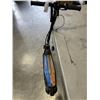 Image 3 : AKX200 ELECTRIC SCOOTER WITH CHARGER