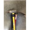 Image 2 : 2 SLEDGE HAMMERS AND PICK AXE