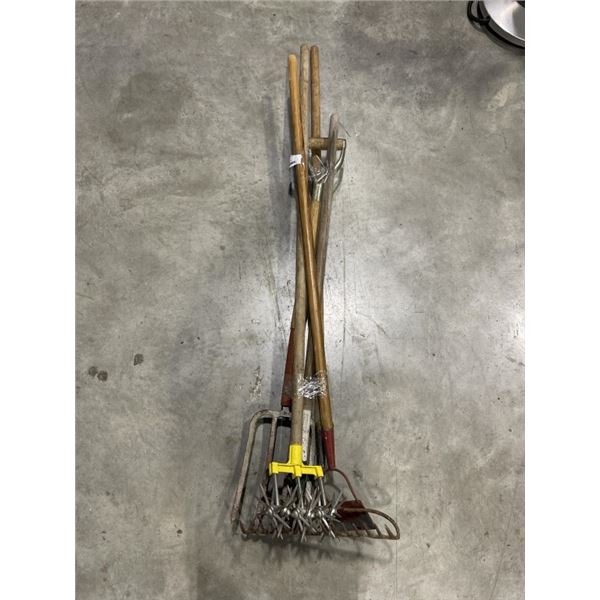 BUNDLE OF GARDEN TOOLS