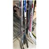 Image 2 : 2 BUNDLES OF ASSORTED HOCKEY AND GOALIE STICKS