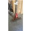 Image 2 : BUNDLE OF GARDEN TOOLS