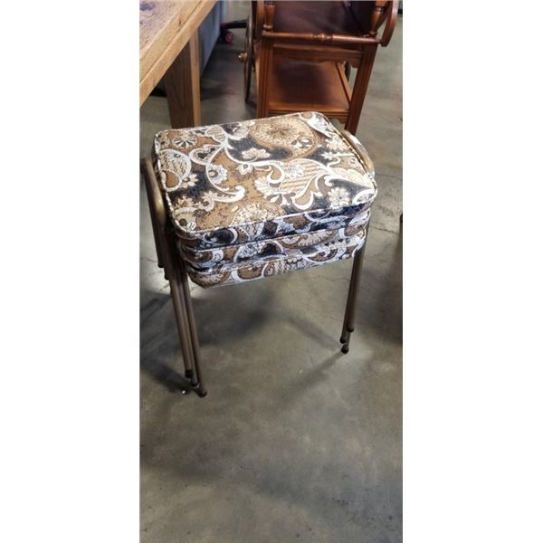 3 RETRO STACKING STOOLS