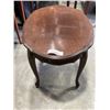 Image 3 : VINTAGE HEIRLOOM FURNITURE OVAL SIDE TABLE