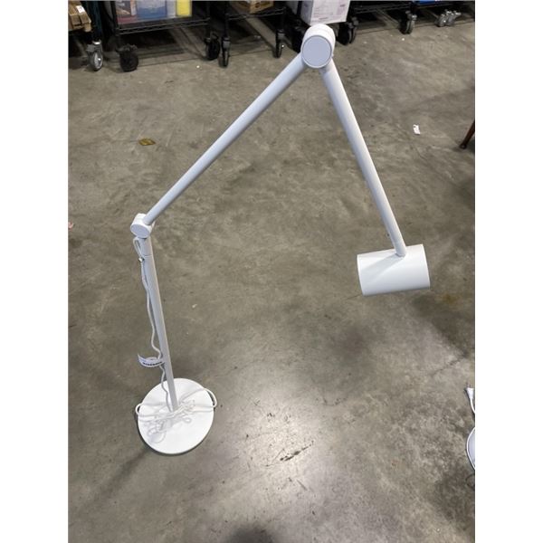 ADJUSTABLE POLE LAMP