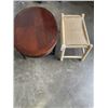 Image 2 : OVAL MAHOGANY FINISH COFFEE TABLE AND RUSH SEAT BENCH