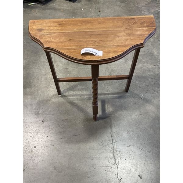 ANTIQUE D-TABLE