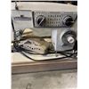 Image 2 : VINTAGE UNIVERSAL SEWING MACHINE