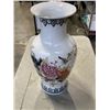 Image 2 : EASTERN PORCELAIN VASE