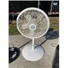 Image 3 : FANS, LOT OF THREE