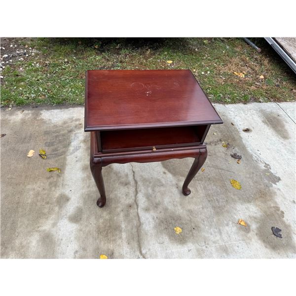 END TABLE WITH PULL-OUT EXTENDER