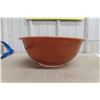 Image 3 : Set of Four Pyrex Peach Glass and Clear Mixing Bowls