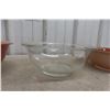 Image 4 : Set of Four Pyrex Peach Glass and Clear Mixing Bowls
