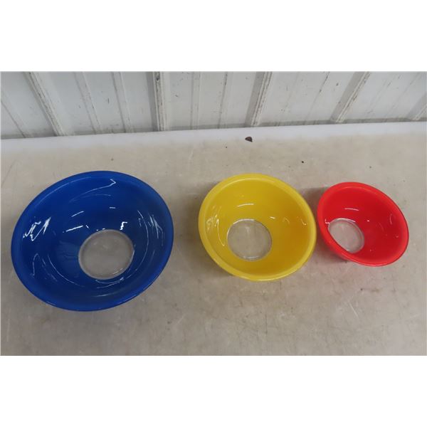 Set of Three Vintage Pyrex Primary Colour Mixing Bowls with Clear Bottom