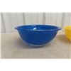 Image 2 : Set of Three Vintage Pyrex Primary Colour Mixing Bowls with Clear Bottom