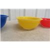 Image 3 : Set of Three Vintage Pyrex Primary Colour Mixing Bowls with Clear Bottom