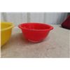 Image 4 : Set of Three Vintage Pyrex Primary Colour Mixing Bowls with Clear Bottom