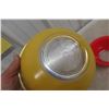 Image 5 : Set of Three Vintage Pyrex Primary Colour Mixing Bowls with Clear Bottom