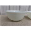 Image 2 : Set of Three Vintage Pyrex White Opal Mixing Bowls