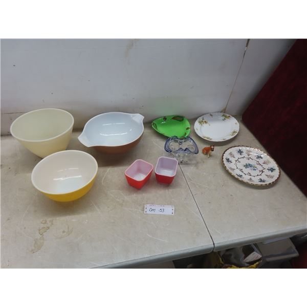 Two Pyrex Mixing Bowls, One Fire-King Mixing Bowl, and Two Pyrex Refrigerator Dishes