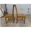 Image 5 : Oak Pedestal Table with Four Chairs (36" Across)