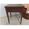 Image 12 : Universal Sewing Machine with Cabinet