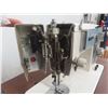 Image 5 : Universal Sewing Machine with Cabinet
