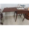 Image 7 : Universal Sewing Machine with Cabinet