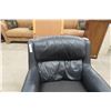Image 2 : Leather/Leather-Style Living Room Chair