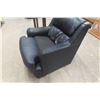 Image 4 : Leather/Leather-Style Living Room Chair