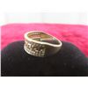 Image 3 : 10k Gold and Diamond Versace-Style Ring, Size 7, 1.7 g